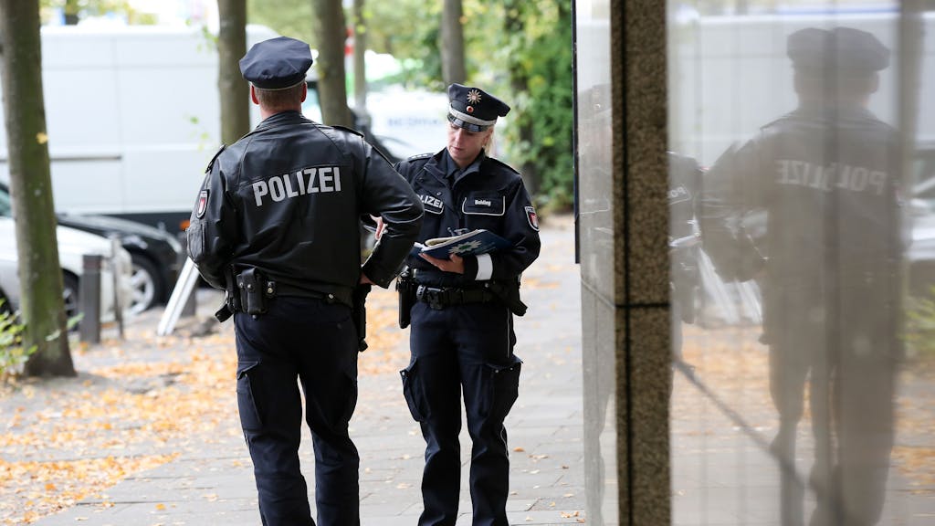 Polizisten stehen nach einem Banküberfall an der Rückseite einer Filiale der Hamburger Sparkasse in Altona.&nbsp;