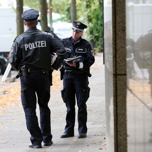 Polizisten stehen nach einem Banküberfall an der Rückseite einer Filiale der Hamburger Sparkasse in Altona.