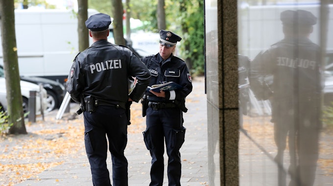 Polizisten stehen nach einem Banküberfall an der Rückseite einer Filiale der Hamburger Sparkasse in Altona.