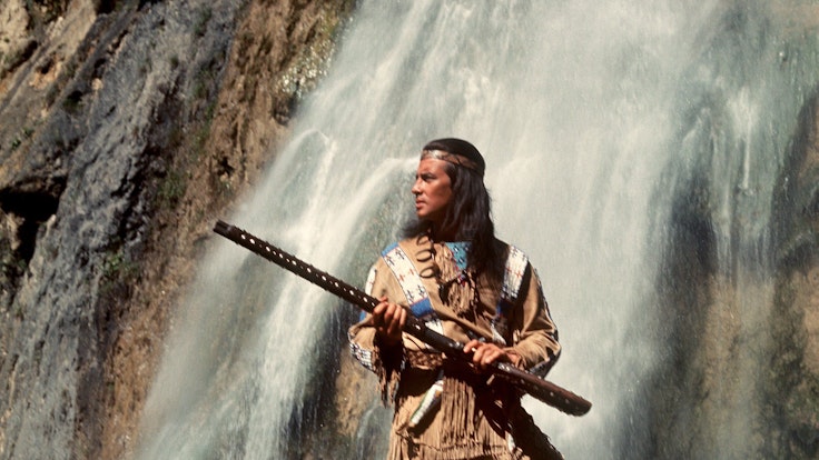 Pierre Brice als Apachen-Häuptling „Winnetou“ in einer Szene des Karl-May-Films „Winnetou 3“ (undatiertes Archivfoto). Nun meldete sich seine Witwe zu den Rassismus-Vorwürfen.