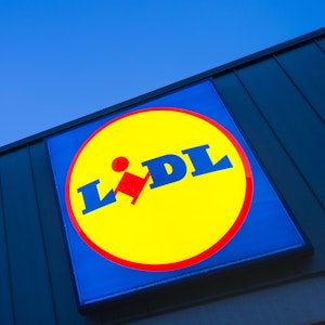Das Logo des Discounters Lidl rankt an einer Filiale in Berlin.