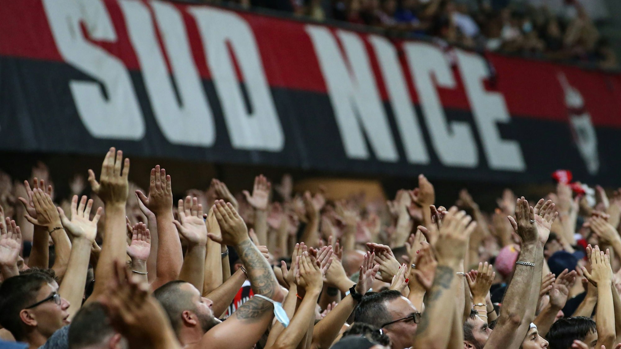 Fans von OGC Nizza klatschen beim Liga-Spiel gegen Olympique Marseille in die Hände