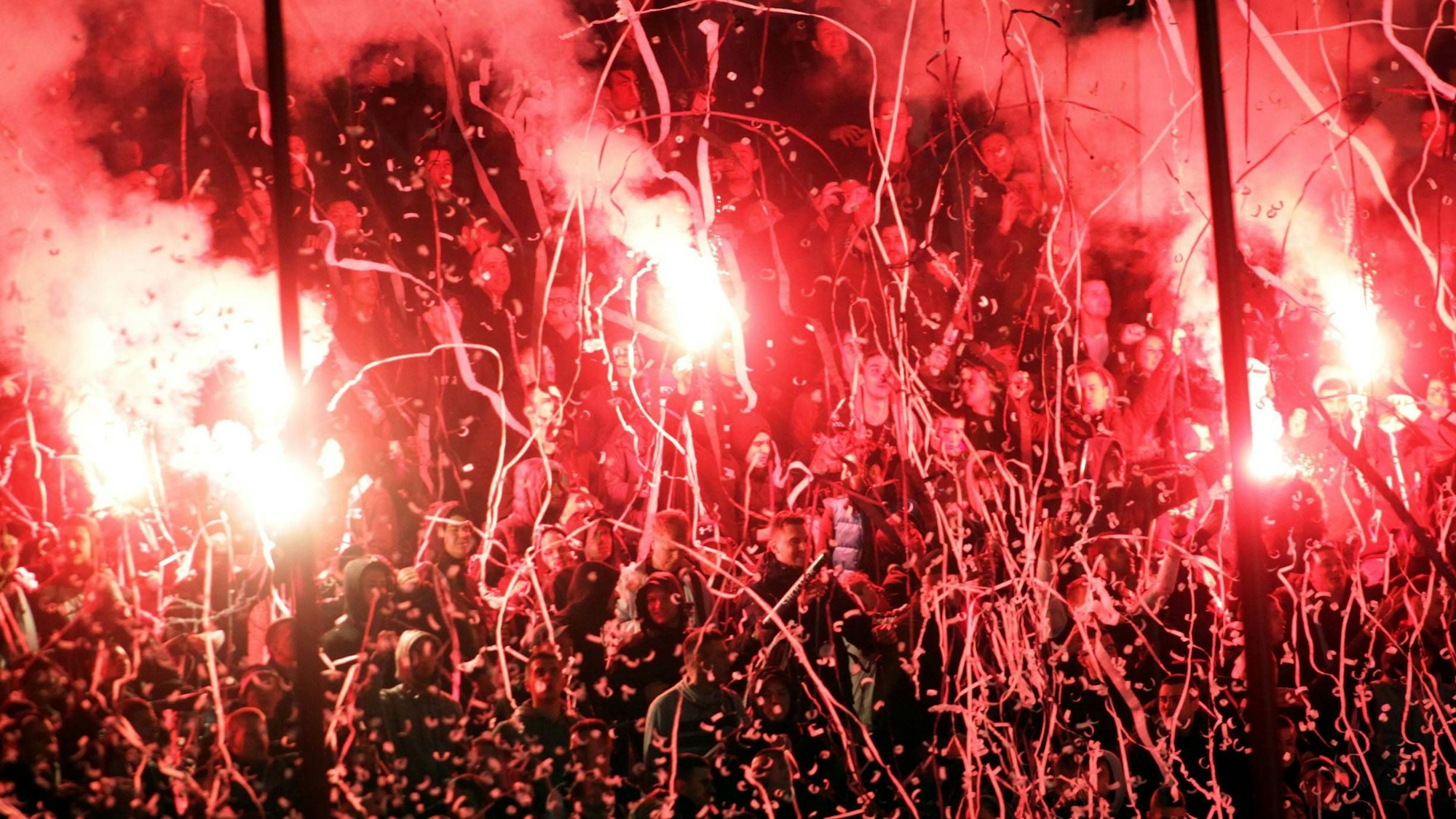 Fans von Partizan Belgrad brennen auf der Tribüne Pyrotechnik ab