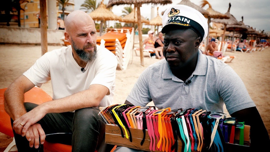 „Individueller“ Straßenverkäufer oder Teil eines kriminellen Systems? Abdullah erklärt RTL-Reporter Felix Hutt (links), dass er nur noch zwei Jahre als Strandverkäufer arbeiten will.