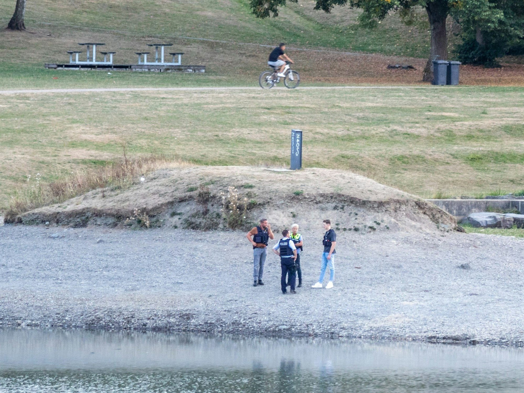Simmerath: Polizisten stehen am Ufer des Eiserbachsees im Rurseezentrum. Sie wollen den Badeunfall mit zwei toten Jungen aufklären.
