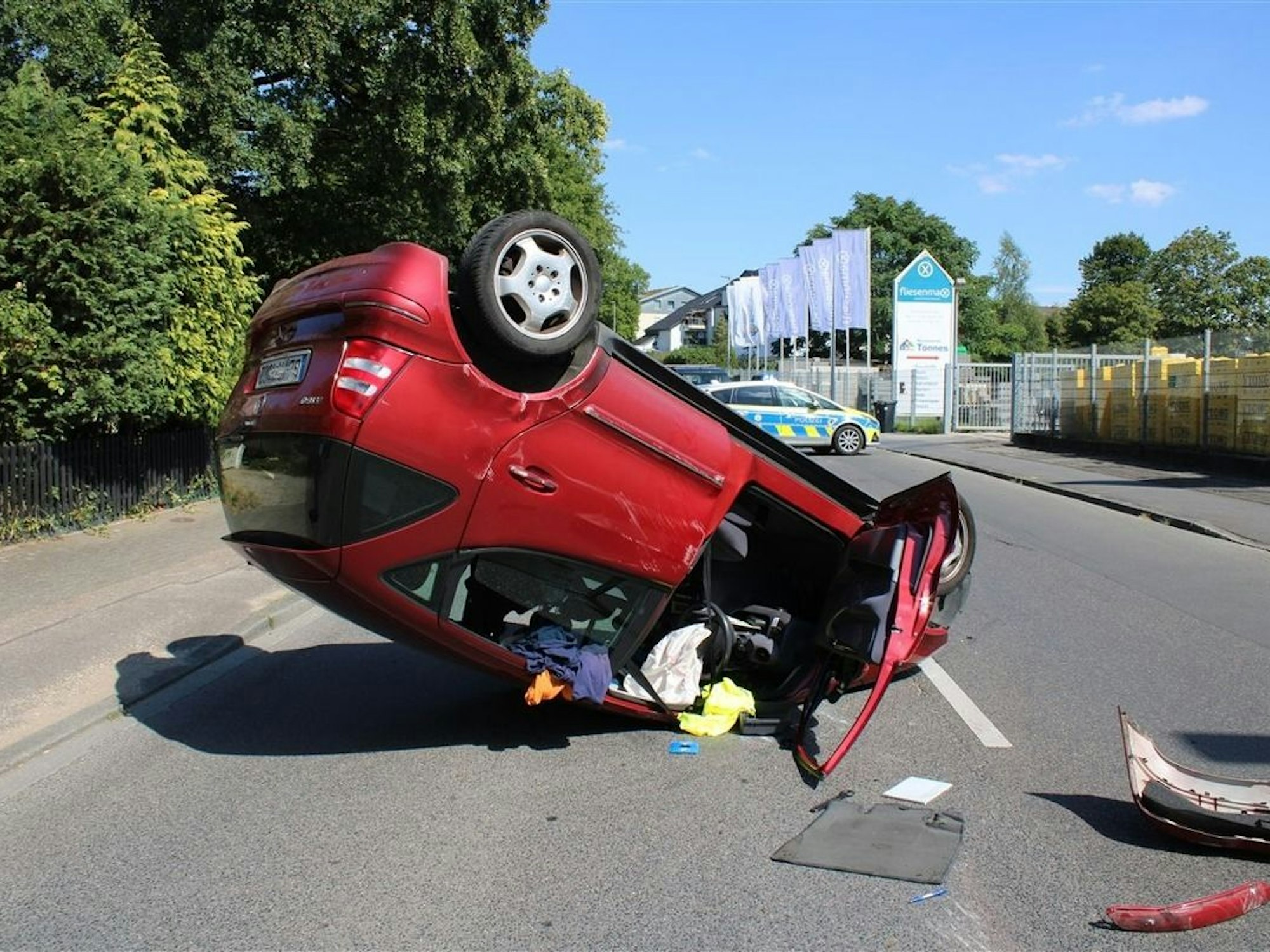 Nach einem Unfall in Paffrath (25. August) liegt ein Mercedes auf dem Dach.