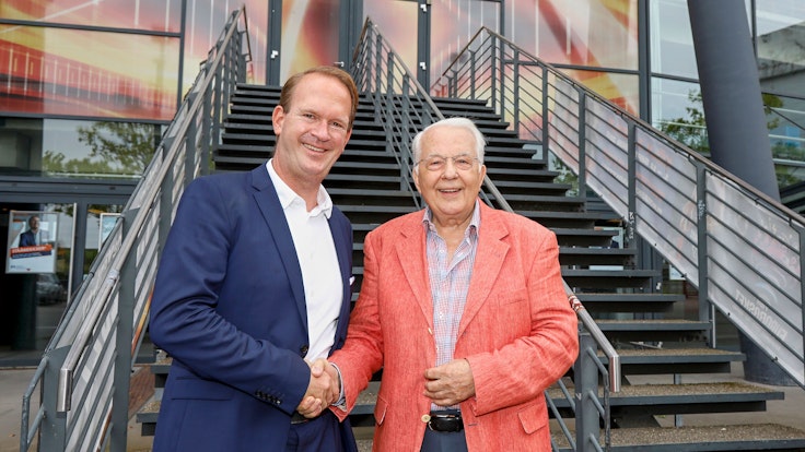 Eberhard Bauer-Hofner schüttelt Arena-Boss Stefan Löcher die Hand.