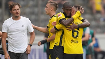 Anthony Modeste jubelt mit Vorlagengeber Salih Özcan nach seinem Premierentor für Borussia Dortmund im Spiel bei Hertha BSC.