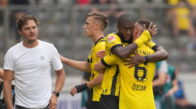 Anthony Modeste jubelt mit Vorlagengeber Salih Özcan nach seinem Premierentor für Borussia Dortmund im Spiel bei Hertha BSC.