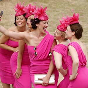 Die Band Elle & The Pocket Belles macht ein Selfie im Juli 2022 auf dem Qatar Goodwood Festival im englischen Chichester.