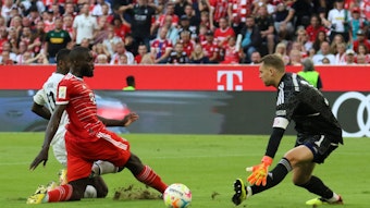 Marcus Thuram (verdeckt) trifft am 27. August 2022 zum 1:0 für Borussia Mönchengladbach gegen den FC Bayern München. Manuel Neuer und Dayot Upamecano können nicht mehr eingreifen.