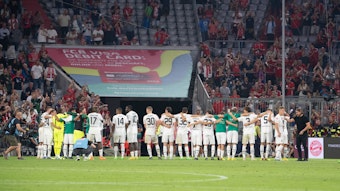 Borussia Mönchengladbach hat am Samstagabend (27. August 2022) ein 1:1-Remis beim FC Bayern München erspielt. Das Foto zeigt das Team nach Abpfiff beim Feiern mit einigen mitgereisten Fans.
