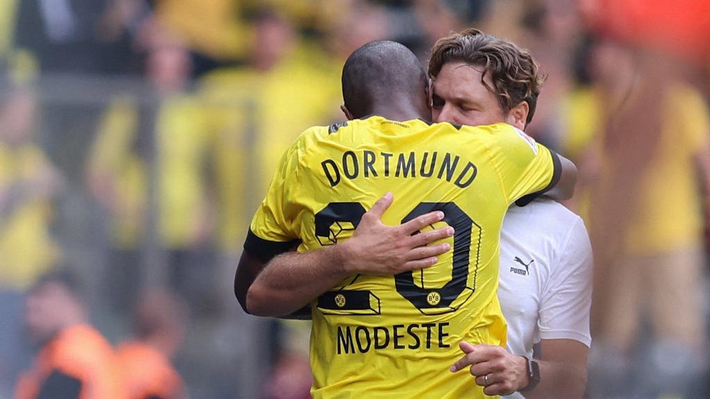 Dortmunds französischer Stürmer Anthony Modeste jubelt mit Trainer Edin Terzic.&nbsp;