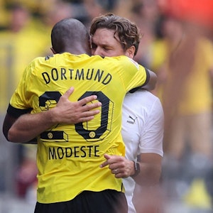 Dortmunds französischer Stürmer Anthony Modeste jubelt mit Trainer Edin Terzic.
