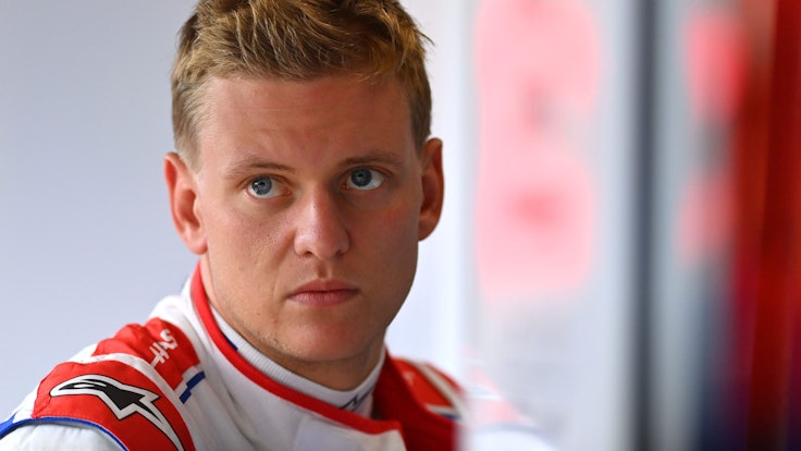 Mick Schumacher blickt im Fahrerlager der Formel 1 kritisch