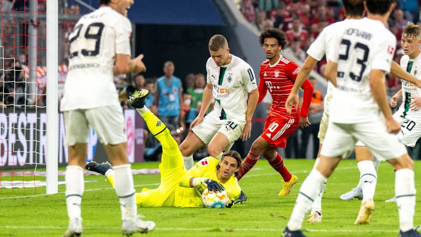 Im Spiel FC Bayern München gegen Borussia Mönchengladbach am 27. August 2022 fängt Yann Sommer eine Flanke ab. Er liegt auf dem Boden und hält den Ball in beiden Händen.