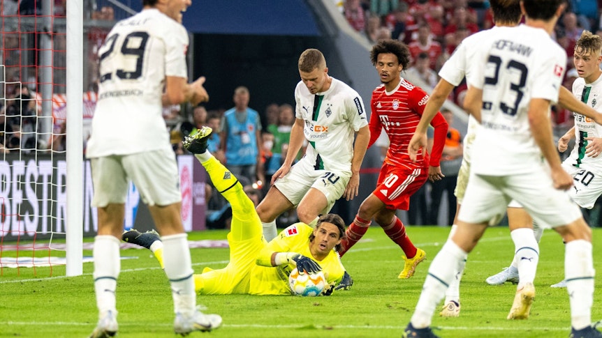 Yann Sommer von Borussia Moenchengladbach (liegend) fängt am 27. August 2022 gegen den FC Bayern München einen Ball ab.