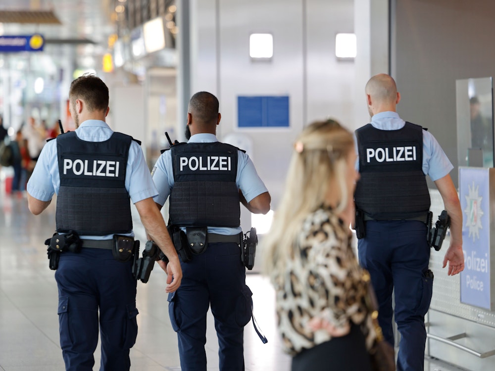 Die Polizei wurde wegen eines kuriosen Souvenirs in Alarm versetzt. Hier ein Symbolfoto von Polizeibamten am Flughafen in Düsseldorf.
