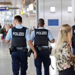 Bundespolizisten patrouillieren am 24. Juni 2022 am Flughafen Düsseldorf.