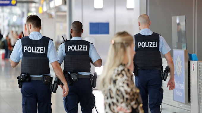 Bundespolizisten patrouillieren am 24. Juni 2022 am Flughafen Düsseldorf.
