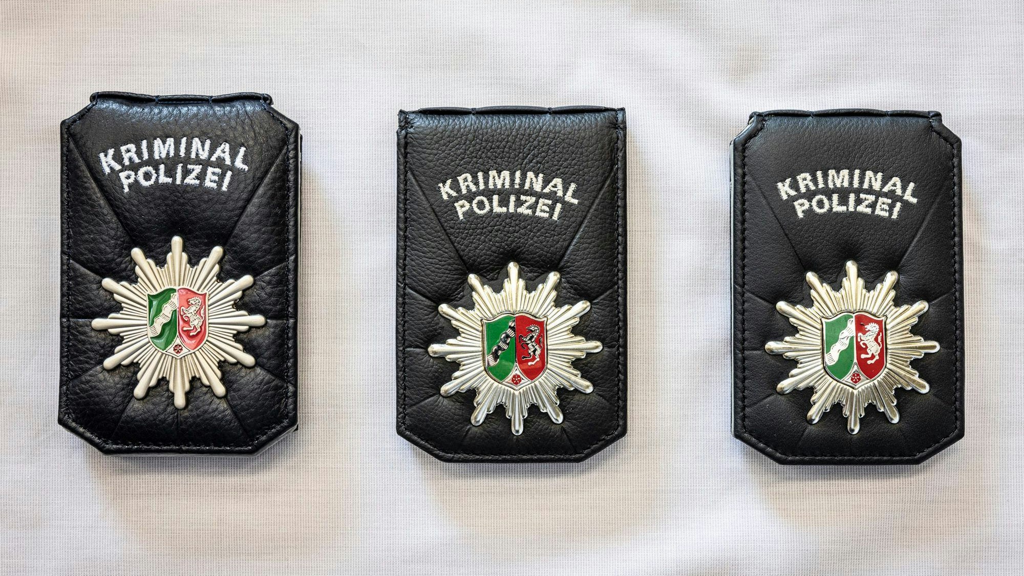 Das Foto zeigt die drei Versionen neuer Erkennungsmarken der Kriminalpolizei in Nordrhein-Westfalen. Die Kripo testet die Marken ab dem 5. September.
