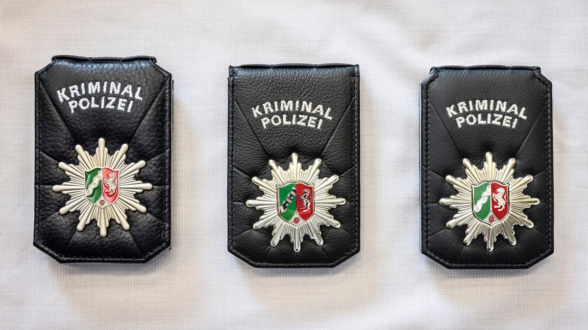 Das Foto zeigt die drei Versionen neuer Erkennungsmarken der Kriminalpolizei in Nordrhein-Westfalen. Die Kripo testet die Marken ab dem 5. September.