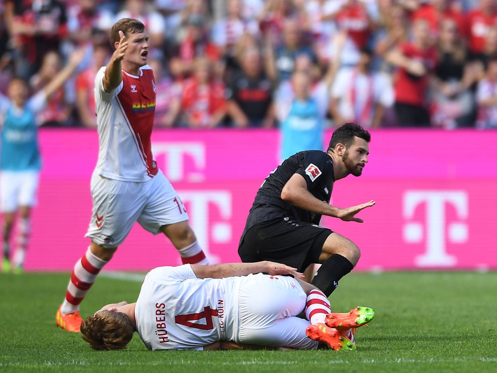 Stuttgarts Luca Pfeiffer kassierte nach seinem Foul gegen Kölns Timo Hübers am 28. August 2022 die Rote Karte.
