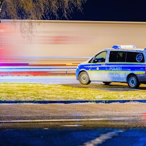 Einsatzkräfte der Bundespolizei stehen mit einem Fahrzeug an der deutsch-niederländischen Grenze. Am Übergang Wyler kam es am Freitag zu einem Zwischenfall.
