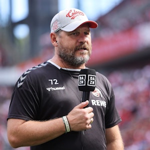 Steffen Baumgart steht am 28. August 2022 mit DAZN-Mikrofon im Stadion.