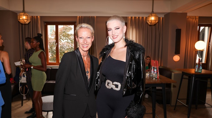 Martina Gleißenebner-Teskey (links) und ihre Tochter Lou-Anne im Juni 2022 beim Release des Soundtracks von Arise in Berlin.