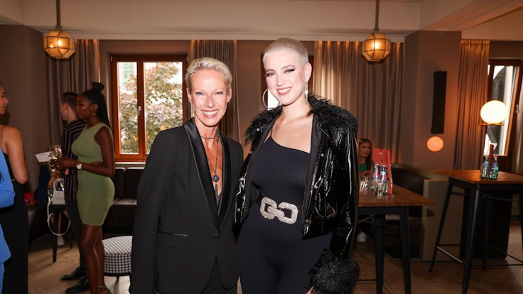 Martina Gleißenebner-Teskey (links) und ihre Tochter Lou-Anne im Juni 2022 beim Release des Soundtracks von Arise in Berlin.