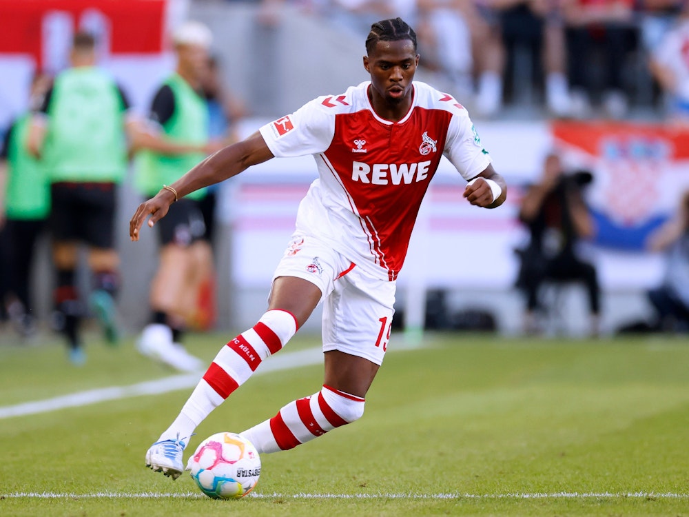 Kingsley Ehizibue führt den Ball im Testspiel gegen die AC Mailand