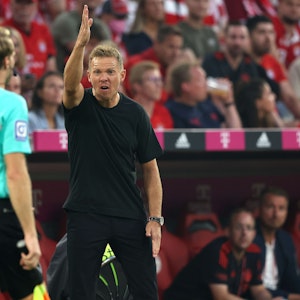 Julian Nagelsmann, Trainer des FC Bayern München, hadert im Spiel gegen Borussia Mönchengladbach am 27. August 2022 mit dem Schiedsrichter-Gespann, hier mit Assistent Arno Blos.