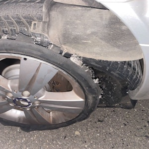 Der Kölsch-Sänger Micky Brühl hatte in der Nacht zum Sonntag eine Reifenpanne auf der A4. Das Foto zeigt den kaputten Reifen am Mercedes-Bus.
