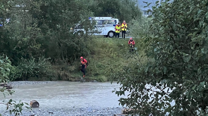 Rettungskräfte sind am Unglücksort im Einsatz. Nach einem Raubüberfall auf seinen Vater ist ein Sechsjähriger in der Tiroler Ache in Österreich ums Leben gekommen.