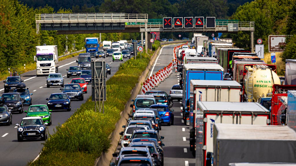 Der Verkehr staut sich auf einer Autobahn. Die A3 musste in Fahrtrichtung Köln am Sonntagnachmittag vorübergehend wegen eines Unfalls gesperrt werden.