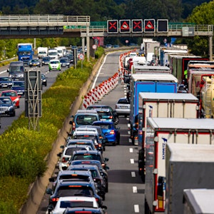 Der Verkehr staut sich auf einer Autobahn. Die A3 musste in Fahrtrichtung Köln am Sonntagnachmittag vorübergehend wegen eines Unfalls gesperrt werden.