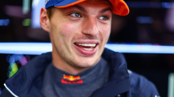 Max Verstappen lächelt am 27. August 2022 beim Formel-1-Rennwochenende im belgischen Spa.