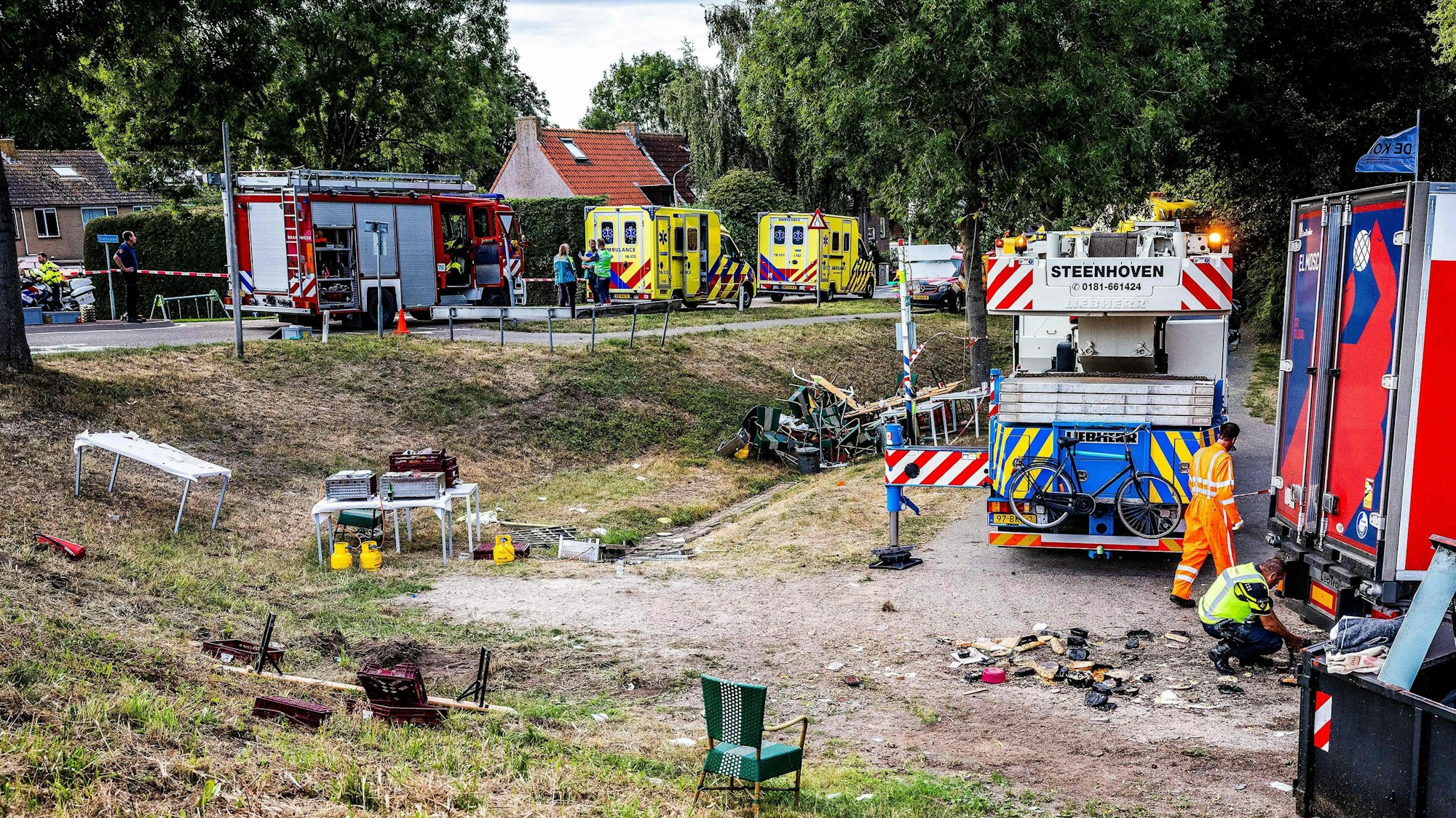 Einen Ort der Verwüstung hinterließ ein Lkw nach einem Unfall in Nieuw-Beijerland am 27. August 2022.
