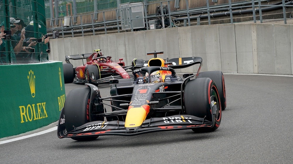 Max Verstappen aus den Niederlanden vom Team Oracle Red Bull vor Carlos Sainz aus Spanien vom Team Ferrari in der Boxengasse.