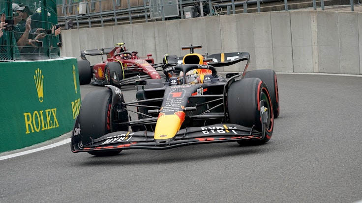 Max Verstappen aus den Niederlanden vom Team Oracle Red Bull vor Carlos Sainz aus Spanien vom Team Ferrari in der Boxengasse.