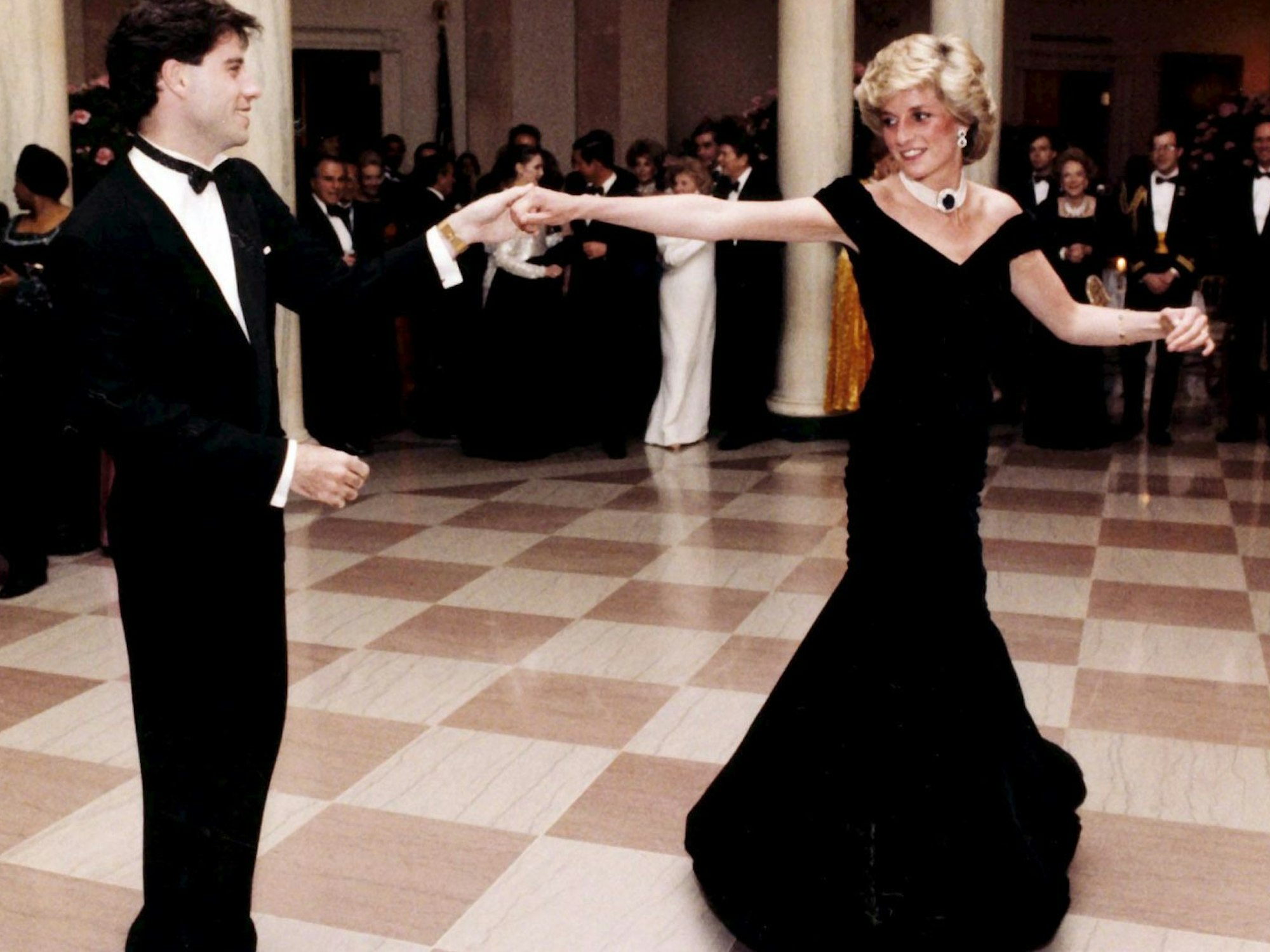 Mit Hollywoodstar John Travolta legt Prinzessin Diana 1985 im Weißen Haus eine flotte Sohle aufs Parkett.