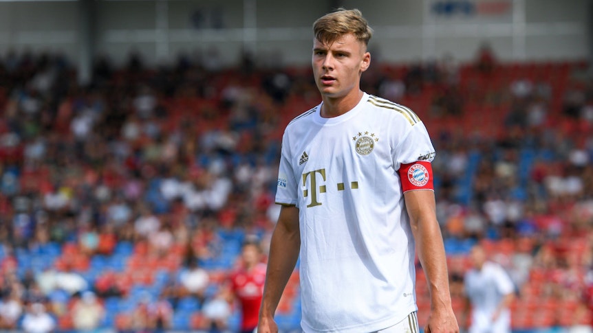 Gabriel Vidovic vom FC Bayern München am 13. August 2022 im Spiel der zweiten Mannschaft bei der SpVgg Unterhaching. Der 21-jährige Mittelfeldspieler wird wohl nicht zu Borussia Mönchengladbach wechseln.