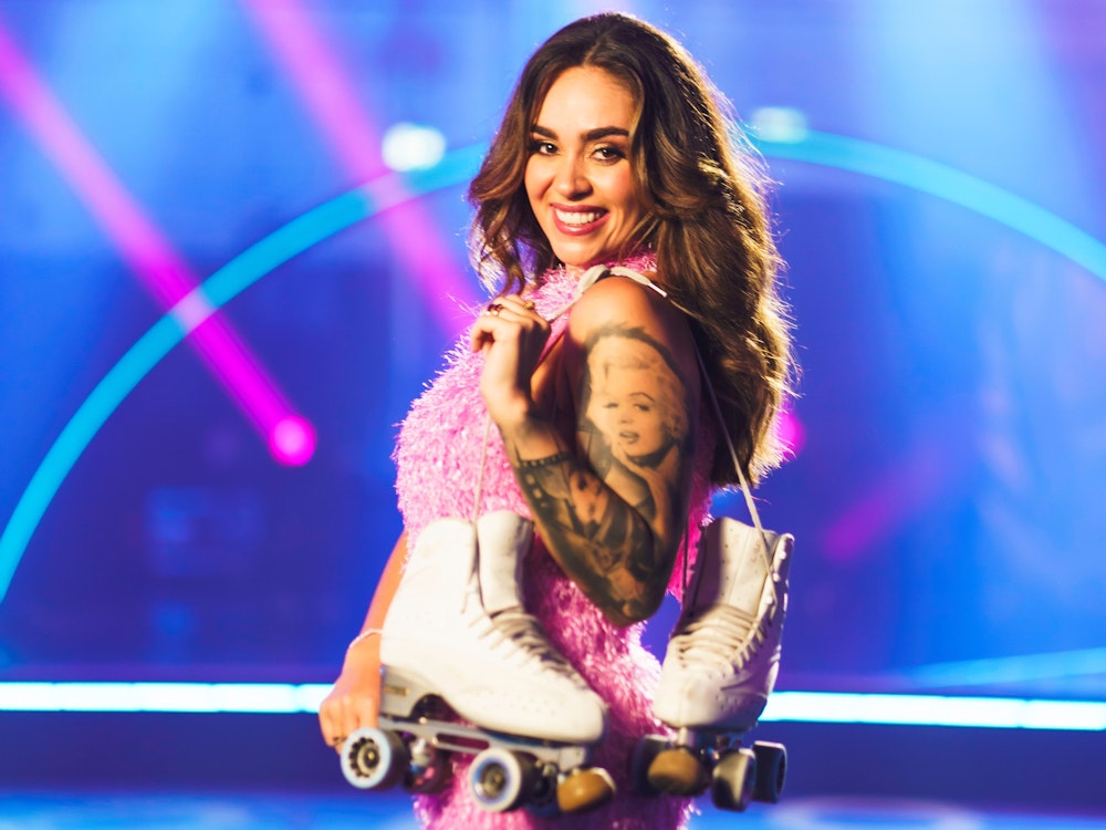 Melissa Damilia wird Kandidatin bei „Skate Fever - Stars auf Rollschuhen“. Hier lächelt sie in einem pinken Outfit breit in die Kamera.