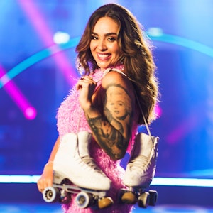 Melissa Damilia wird Kandidatin bei „Skate Fever - Stars auf Rollschuhen“. Hier lächelt sie in einem pinken Outfit breit in die Kamera.