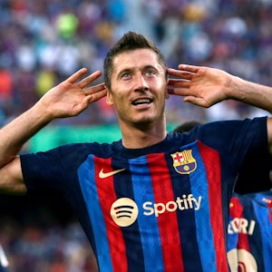 Robert Lewandowski vom FC Barcelona jubelt und hält dabei die Hände an seine Ohren, um den Jubel der Zuschauerinnen und Zuschauer zu hören.