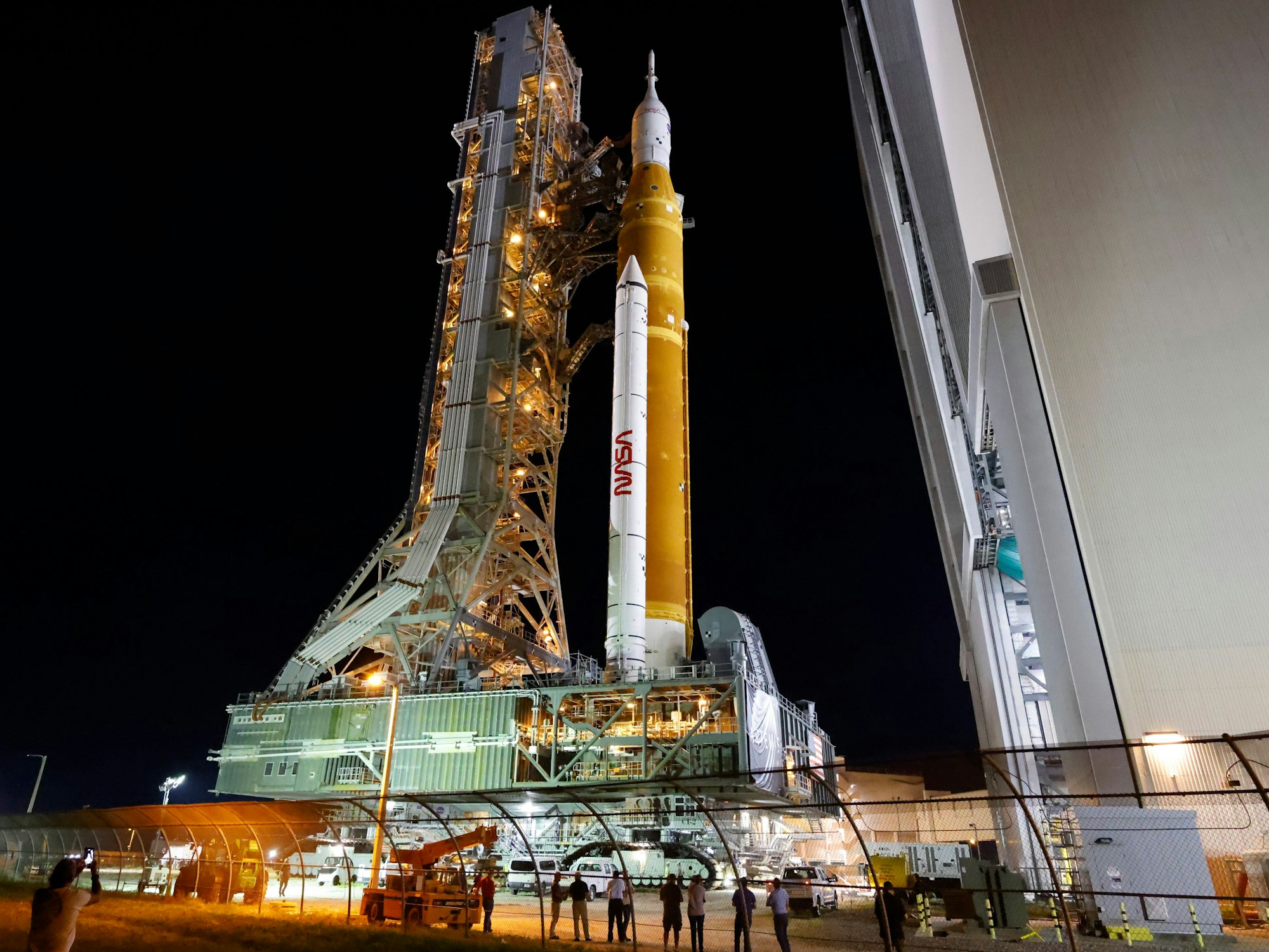 Die Artemis-Rakete der NASA mit dem Orion-Raumschiff an Bord verlässt das Vehicle Assembly Building und bewegt sich langsam zur Startrampe 39B im Kennedy Space Center.