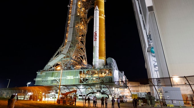 Die Artemis-Rakete der NASA mit dem Orion-Raumschiff an Bord verlässt das Vehicle Assembly Building und bewegt sich langsam zur Startrampe 39B im Kennedy Space Center.
