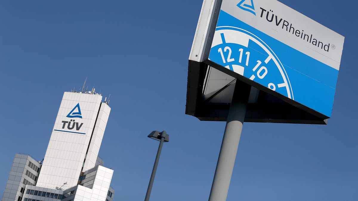 Ein Hinweisschild einer Kfz-Prüfstelle des TÜV Rheinland steht neben der Unternehmenszentrale.&nbsp;