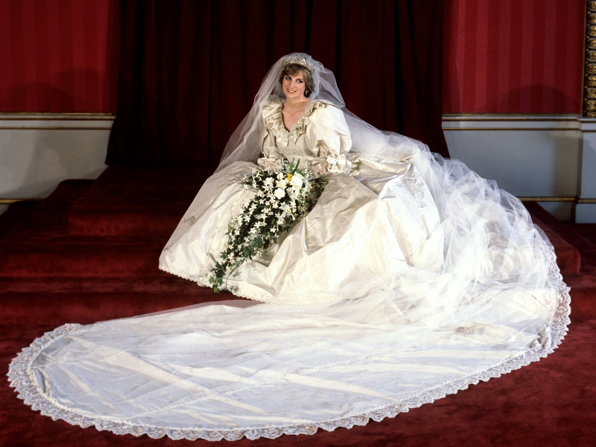 Das Foto vom 29. Juli 1981 zeigt wie Diana, Prinzessin von Wales, in ihrem Brautkleid im Buckingham Palast sitzt.